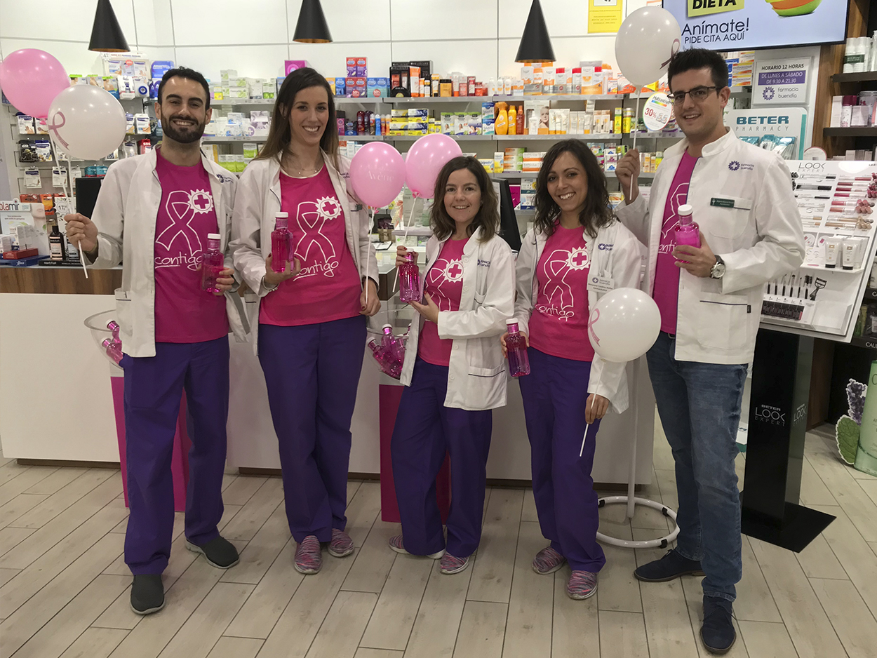 Tres farmac&eacute;uticos cruzados de brazos sonr&iacute;en
